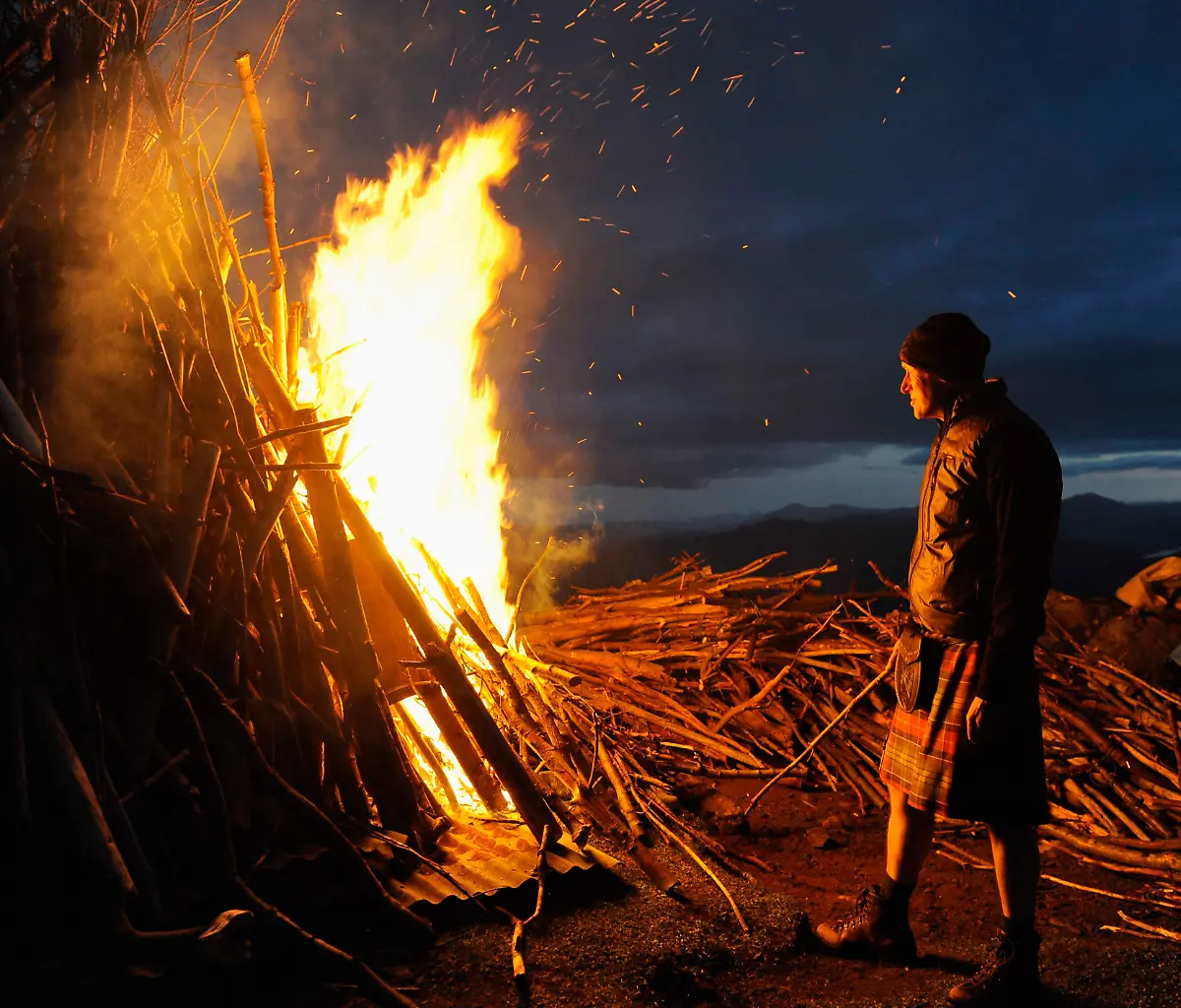 2012-06-05T010152Z-01-CRC03-RTRMDNP-3-BRITAIN-QUEEN-JPG2365203499276257725