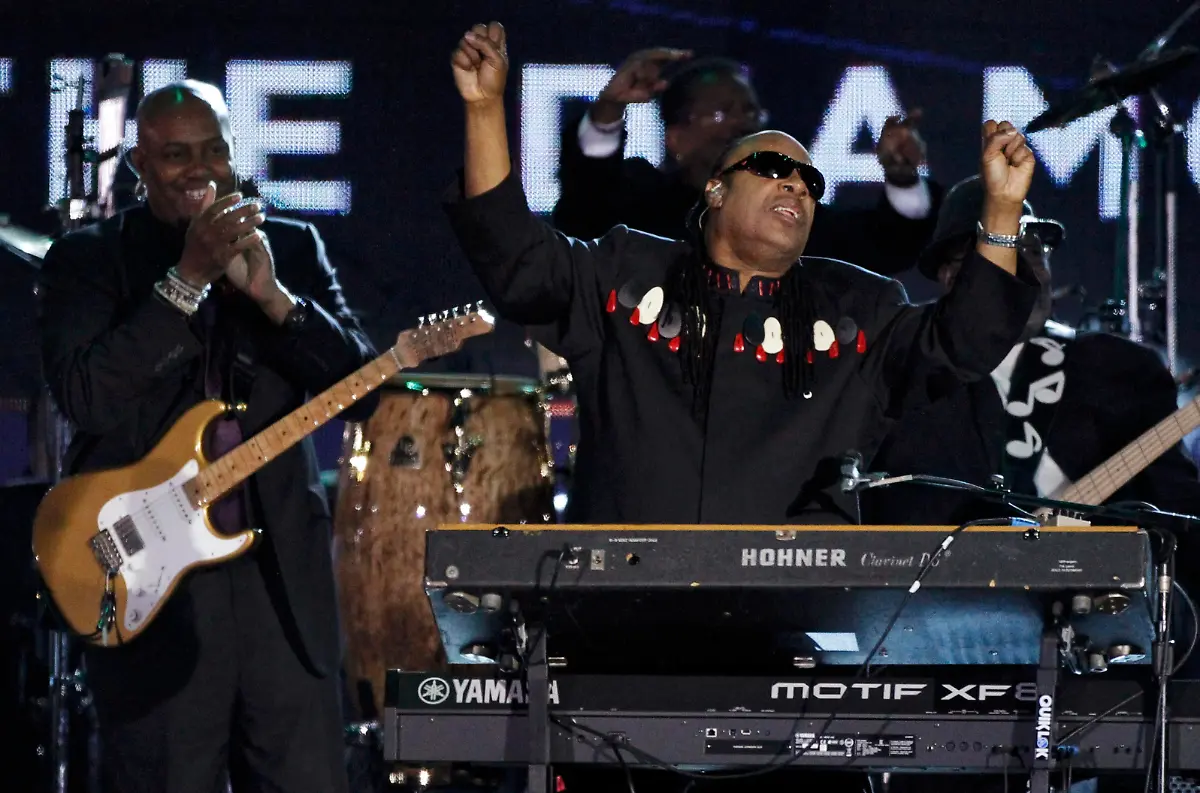 2012-06-04T214416Z-01-LON557-RTRMDNP-3-BRITAIN-QUEEN-JPG1887655782486939326