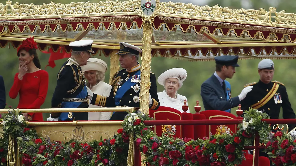 2012-06-03T191844Z-01-CLH160-RTRMDNP-3-BRITAIN-QUEEN-JPG2107896458205325971