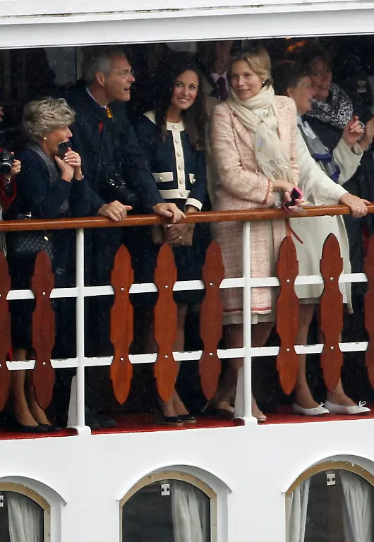 2012-06-03T170845Z-01-YH85-RTRMDNP-3-BRITAIN-QUEEN-JPG2436300856775162638