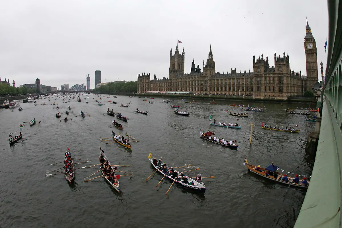 2012-06-03T171534Z-01-SWT16-RTRMDNP-3-BRITAIN-QUEEN-JPG2993775707482326162