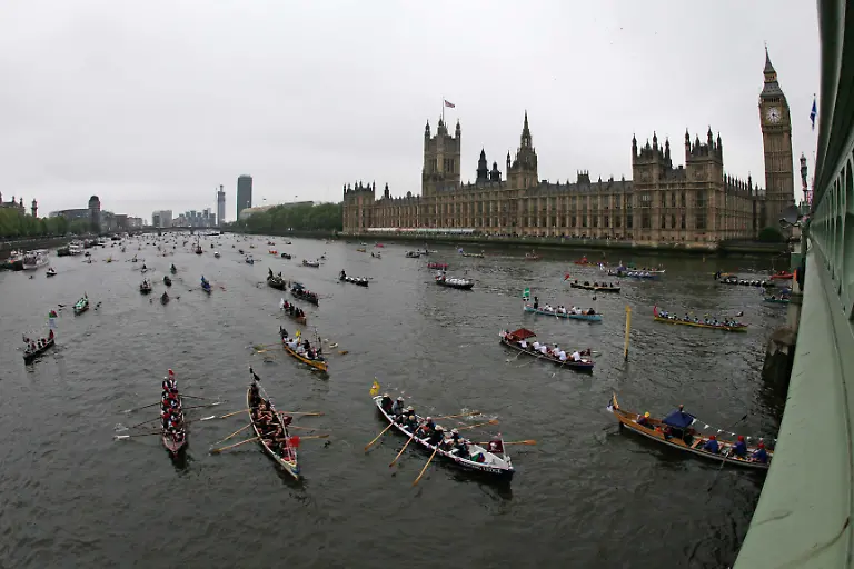 2012-06-03T171534Z-01-SWT16-RTRMDNP-3-BRITAIN-QUEEN-JPG2993775707482326162