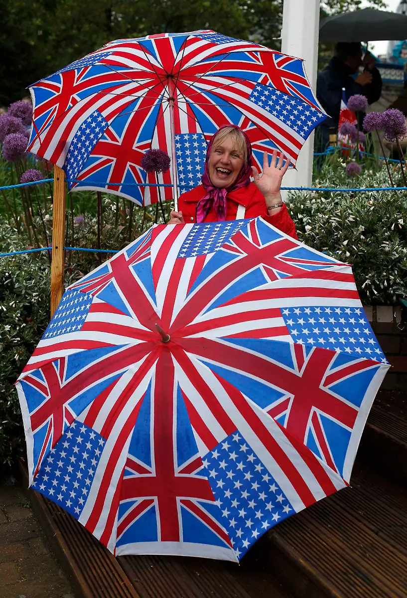 2012-06-03T132528Z-01-EDY10-RTRMDNP-3-BRITAIN-QUEEN-JPG6377919047517504009