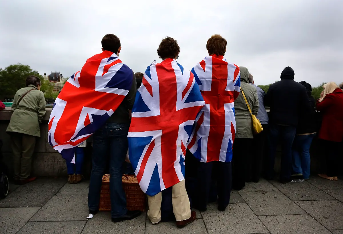 2012-06-03T141825Z-01-YH37-RTRMDNP-3-BRITAIN-QUEEN-JPG3893910720842069384