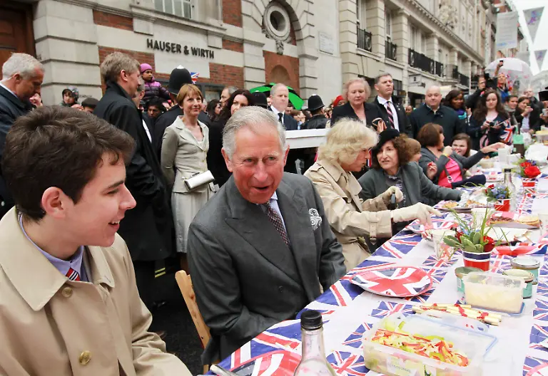 2012-06-03T142420Z-01-OCH108-RTRMDNP-3-BRITAIN-QUEEN-JPG5331734861492610518