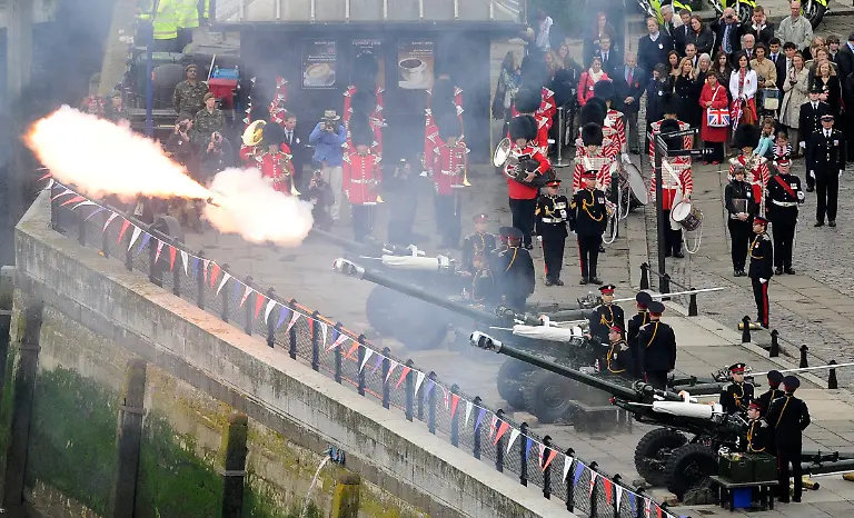 2012-06-03T145640Z-01-PMH06-RTRMDNP-3-BRITAIN-QUEEN-JPG6426754350785876884