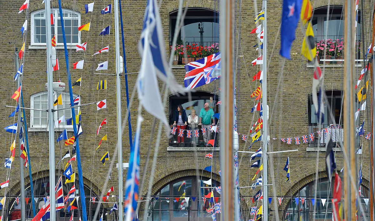 2012-06-03T151045Z-01-TOB507-RTRMDNP-3-BRITAIN-QUEEN-JPG5379707757290647884