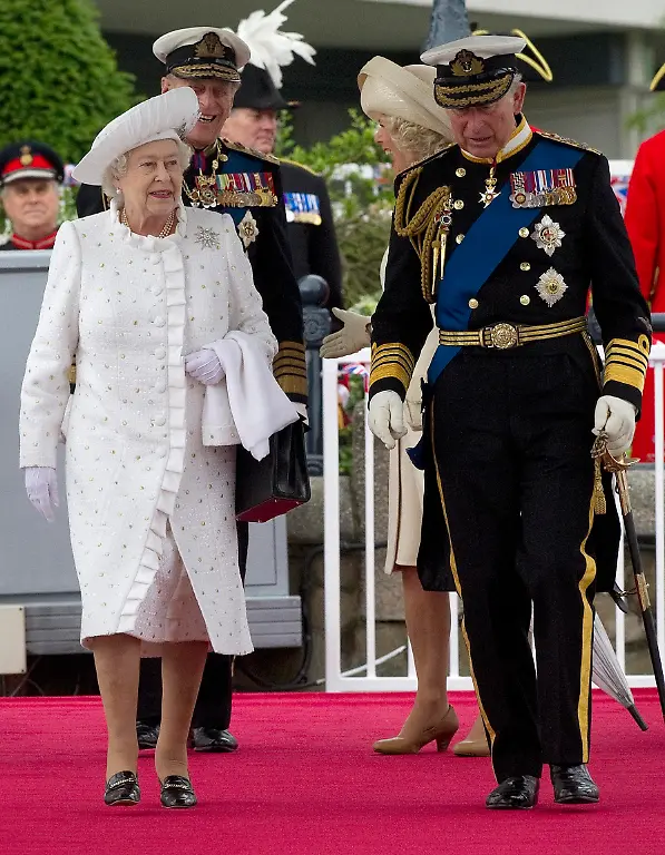 2012-06-03T150602Z-01-JV030-RTRMDNP-3-BRITAIN-QUEEN-JPG1718482888889735851