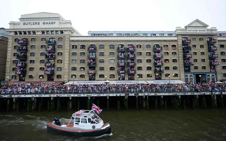 2012-06-03T153740Z-01-YH60-RTRMDNP-3-BRITAIN-QUEEN-JPG496058811823677003