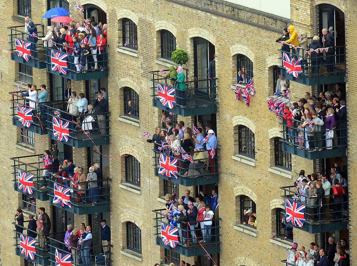 2012-06-03T161646Z-01-CLH133-RTRMDNP-3-BRITAIN-QUEEN-JPG4423219401720556182