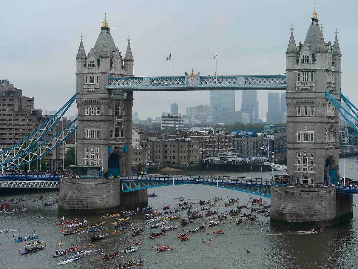 2012-06-03T162110Z-01-NVR07-RTRMDNP-3-BRITAIN-QUEEN-JPG1348076367035113222