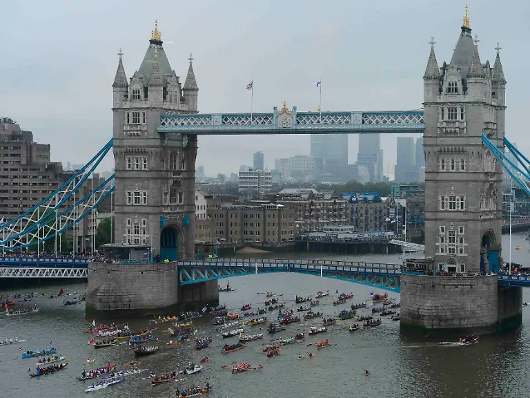 2012-06-03T162110Z-01-NVR07-RTRMDNP-3-BRITAIN-QUEEN-JPG1348076367035113222