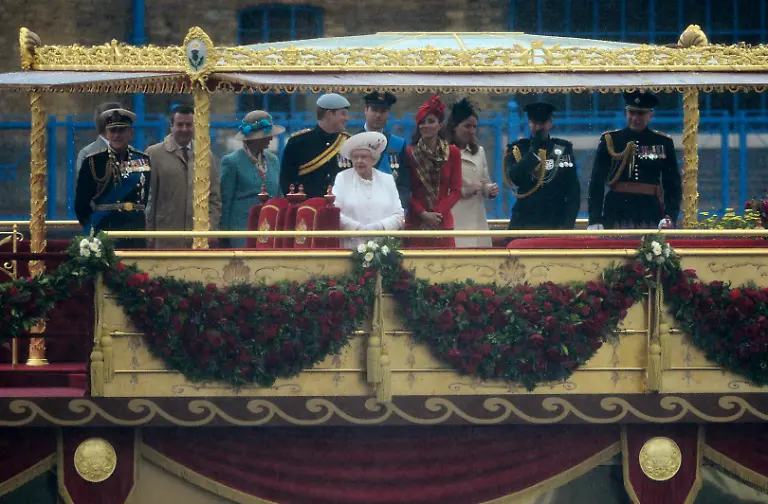 2012-06-03T162134Z-01-YH73-RTRMDNP-3-BRITAIN-QUEEN-JPG321117788547409396