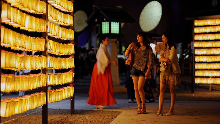 Lichterfest am Yasukuni-Schrein im sommerlichen Tokio.