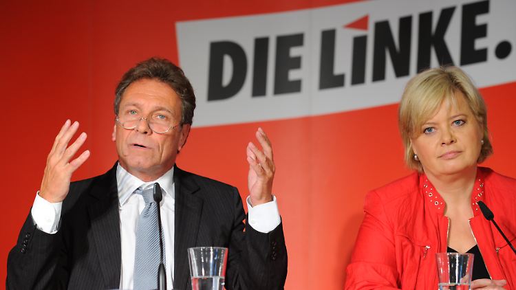 Die Linke-Vorsitzenden Klaus Ernst (l.) und Gesine Lötzsch berichten von 116 Übergriffe in den letzten 18 Monaten.