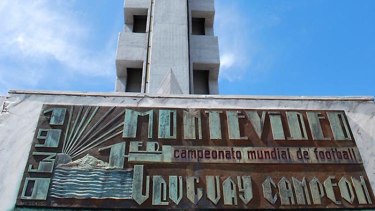 Der Turm ist das Wahrzeichen des Estadio Centenario in Montevideo. Eine Tafel erinnert an die erste Fußballweltmeisterschaft, die dort 1930 ausgetragen wurde.