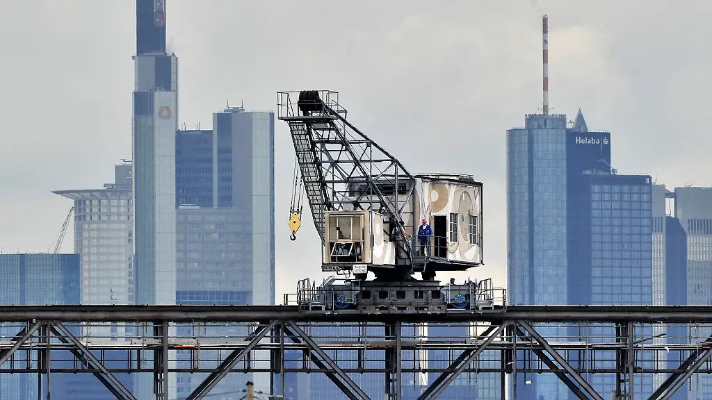 Kran-vor-Bankentuermen