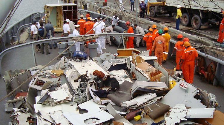 Die brasilianische Marine barg etliche Trümmerteile der Maschine und stellte sie den französischen Ermittlern zur Verfügung.