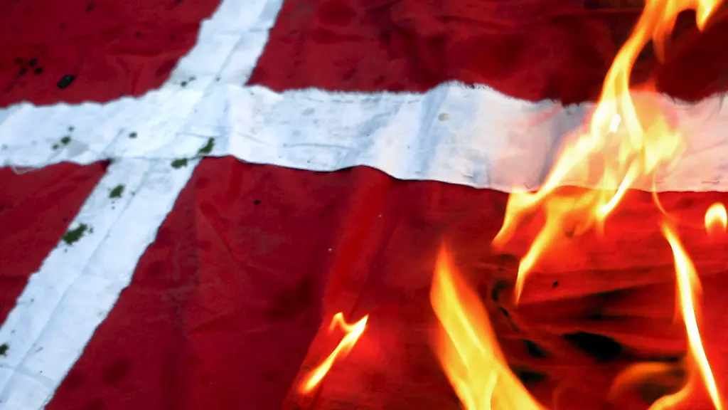 daenemark-flagge-feuer