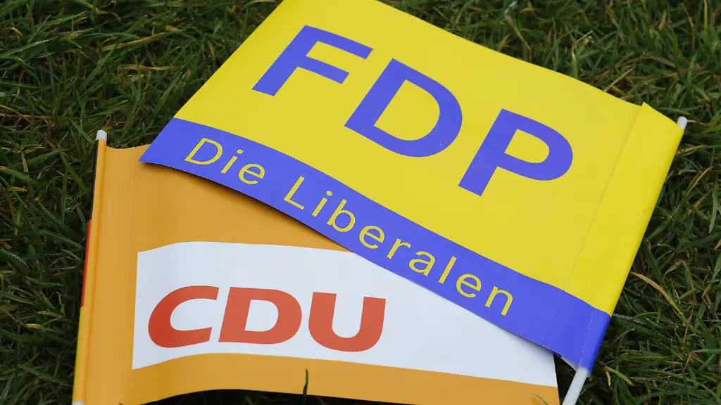 Rueckendeckung-von-den-schwarzen-Freunden-Nein