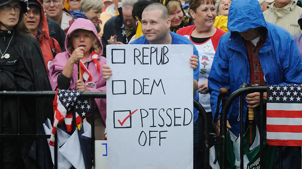 Veraergert-sind-viele-Waehler-und-zeigen-ihre-Wut-bei-Wahlkampfauftritten-der-Kandidaten