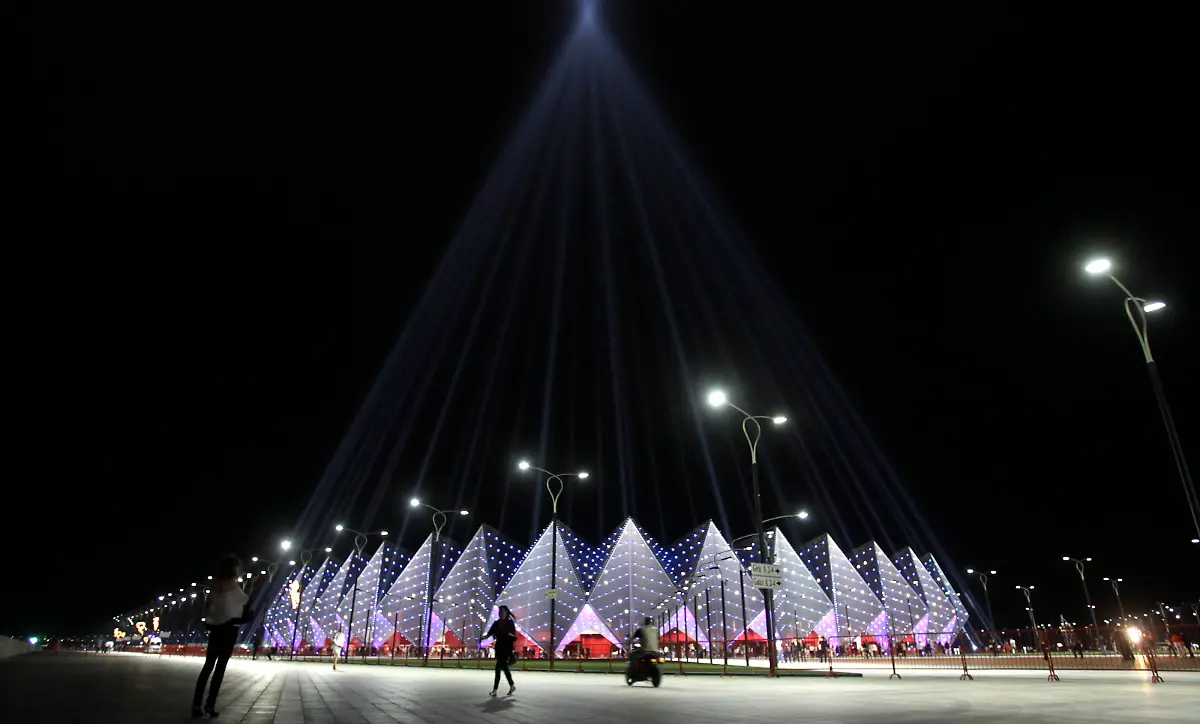 2012-05-22T181059Z-01-MDZ02-RTRMDNP-3-AZERBAIJAN-EUROVISION-JPG2460980578610646031