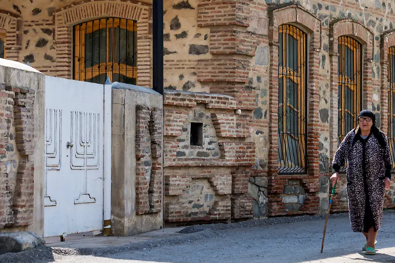 DI30204-20120520-jpg7401887647953281975