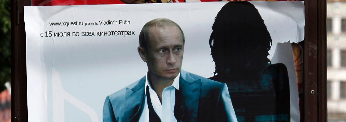 Für den Chefideologen des Kreml ist Putin - hier auf ein Werbeplakat in Moskau montiert - ein "Gesandter Gottes". Kritik aus Deutschland perlt da eher ab.