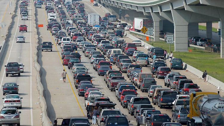 Ein bekanntes Bild in den USA: Ein Autostau legt den Verkehr lahm.