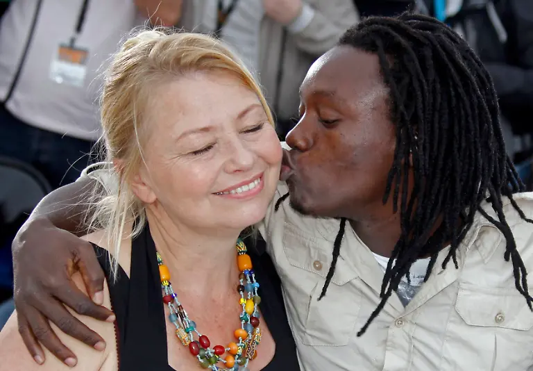 2012-05-18T104125Z-01-CAN141-RTRMDNP-3-CANNES-JPG317462697085123416