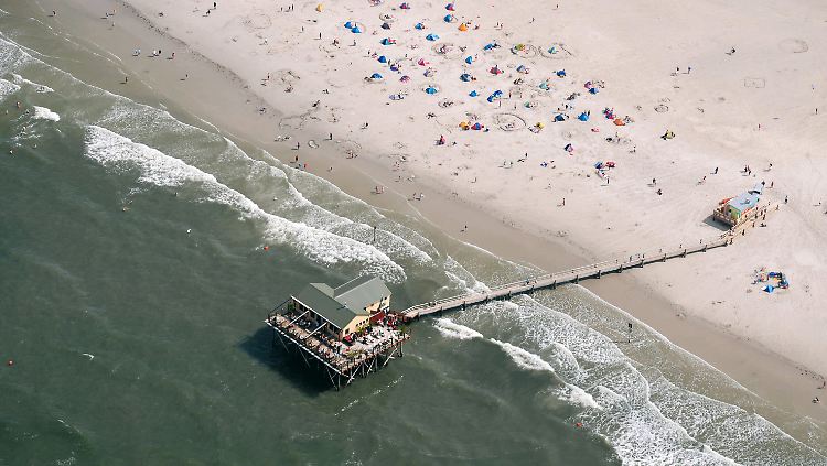 "Strandbar" auf Stelzen: Strand von St. Peter-Ording aus der Vogelperspektive.