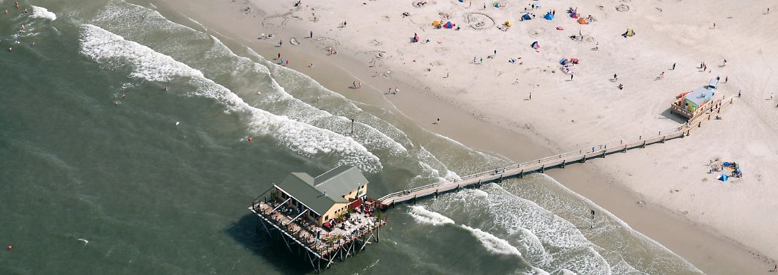 "Strandbar" auf Stelzen: Strand von St. Peter-Ording aus der Vogelperspektive.