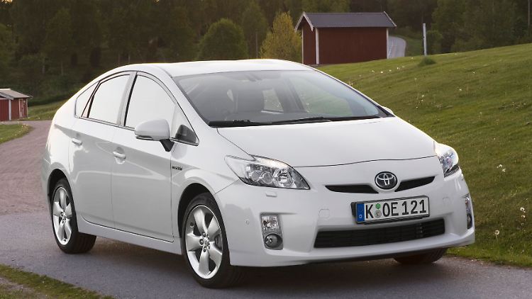 Ganz frisch: Toyota lässt die zweite Generation des Prius vom Stapel.