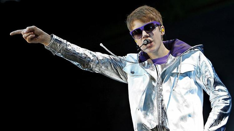 Justin Bieber taucht wie aus dem Nichts auf einer privaten Hochzeit auf.