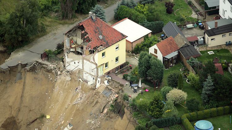 Ein Doppelhaus und eine Haushälfte wurden in die Tiefe gerissen.