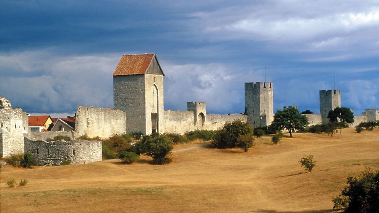 Möglicherweise handelt es sich bei dem jüngeren Wrackfund um ein Schiff des Dänenkönigs Waldemar IV., der im 14. Jahrhundert Visby auf Gotland (im Bild) überfallen hatte.