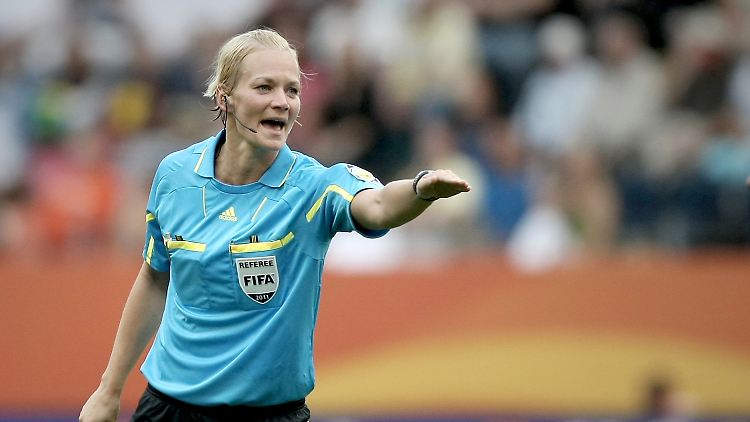 Finale, oho! Bibiana Steinhaus aus Hannover ist als Chef-Schiedsrichterin dabei.