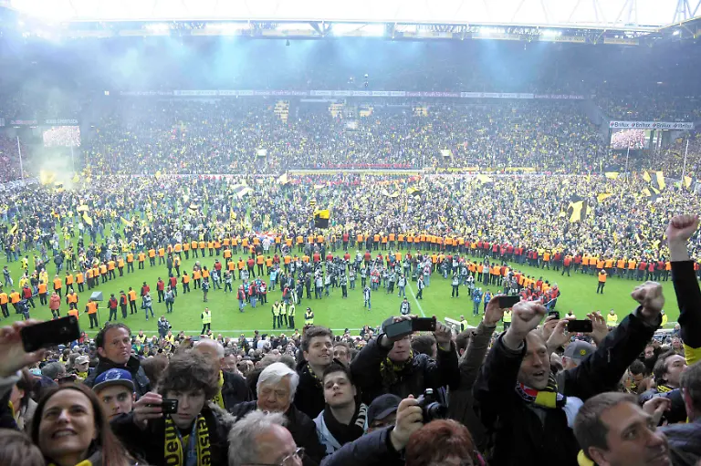 2012-05-05T181318Z-01-DUS245-RTRMDNP-3-SOCCER-GERMANY-JPG4317135463579884349