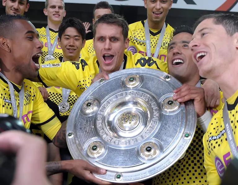 2012-05-05T183100Z-01-DUS233X-RTRMDNP-3-SOCCER-GERMANY-JPG5222266107204668146