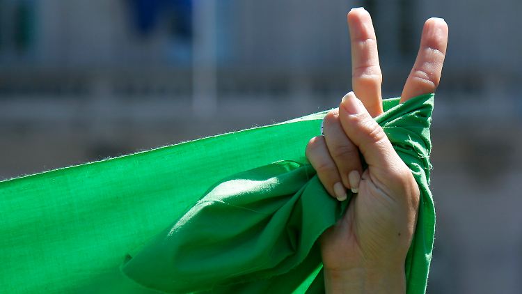 Protest einer Exil-Iranerin in Brüssel.