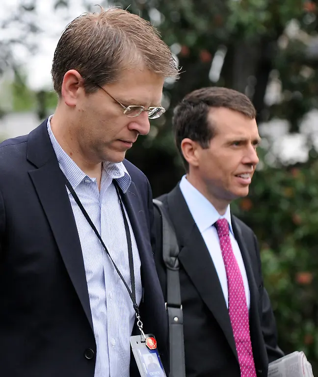 David-Plouffe-r-mit-Obama-Sprecher-Jay-Carney-Fuehrte-2008-Obamas-erfolgreichen-Wahlkampf-und-zeichnete-verantwortlich-fuer-dessen-gewinnbringende-Delegierten-Strategie-Dient-seither-als-einer-von-seinen-Hauptberatern-Arbeitet-zusammen-mit-Axelrod-in-der-selben-Beratungsfirma