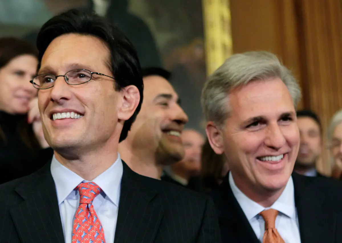 Eric-Cantor-und-Kevin-McCarthy-Die-beiden-Top-Republikaner-im-US-Abgeordnetenhaus-Cantor-ist-Mehrheitsfuehrer-McCarthy-sein-Stimmenbeschaffer-Cantor-gilt-nach-der-Budget-Schlacht-mit-Obama-als-Hassfigur-der-Demokraten-McCarthy-holte-2010-ultra-konservative-Tea-Party-Anhaenger-in-den-Kongress-Beide-werden-vor-allem-fuer-die-diesjaehrige-Kongresswahl-entscheidend-sein