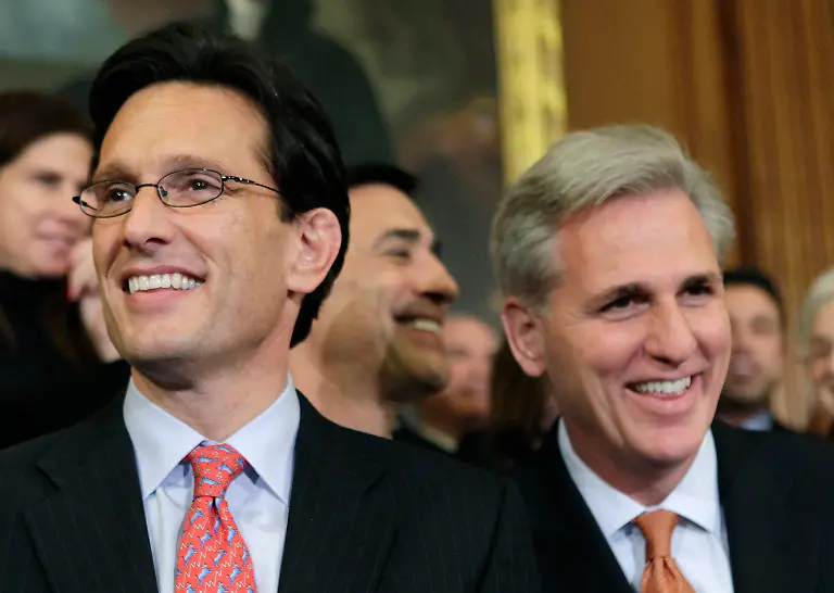 Eric-Cantor-und-Kevin-McCarthy-Die-beiden-Top-Republikaner-im-US-Abgeordnetenhaus-Cantor-ist-Mehrheitsfuehrer-McCarthy-sein-Stimmenbeschaffer-Cantor-gilt-nach-der-Budget-Schlacht-mit-Obama-als-Hassfigur-der-Demokraten-McCarthy-holte-2010-ultra-konservative-Tea-Party-Anhaenger-in-den-Kongress-Beide-werden-vor-allem-fuer-die-diesjaehrige-Kongresswahl-entscheidend-sein