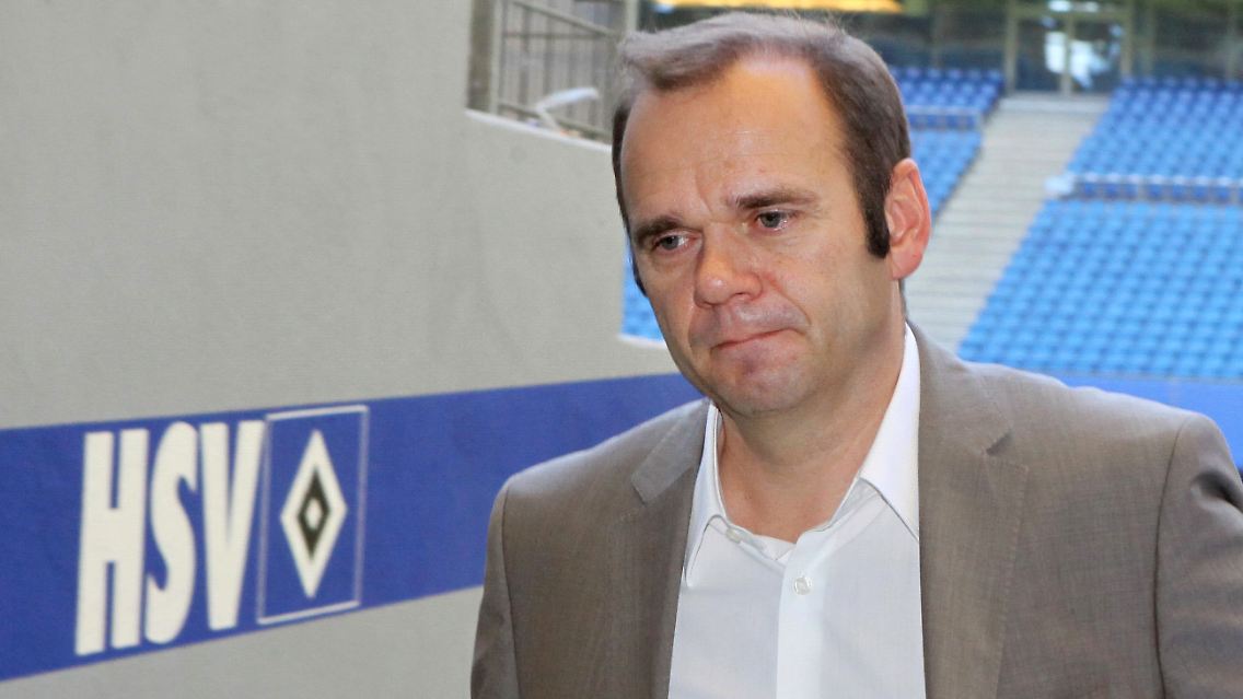 Allein an der Spitze, die Fans gegen sich: Bernd Hoffmann.