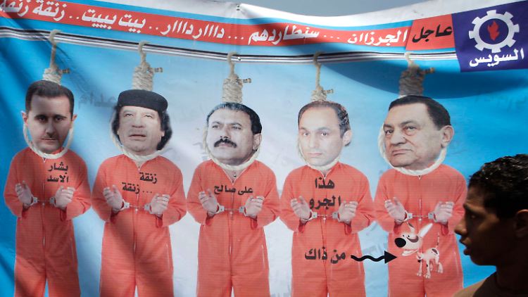 Ein sehr deutliches Plakat auf dem Tahrir-Platz in Kairo: die ehemaligen und amtierenden Despoten Mubarak, sein Sohn Gamal, Saleh, Gaddafi und Assad (r-l) hängen am Galgen.