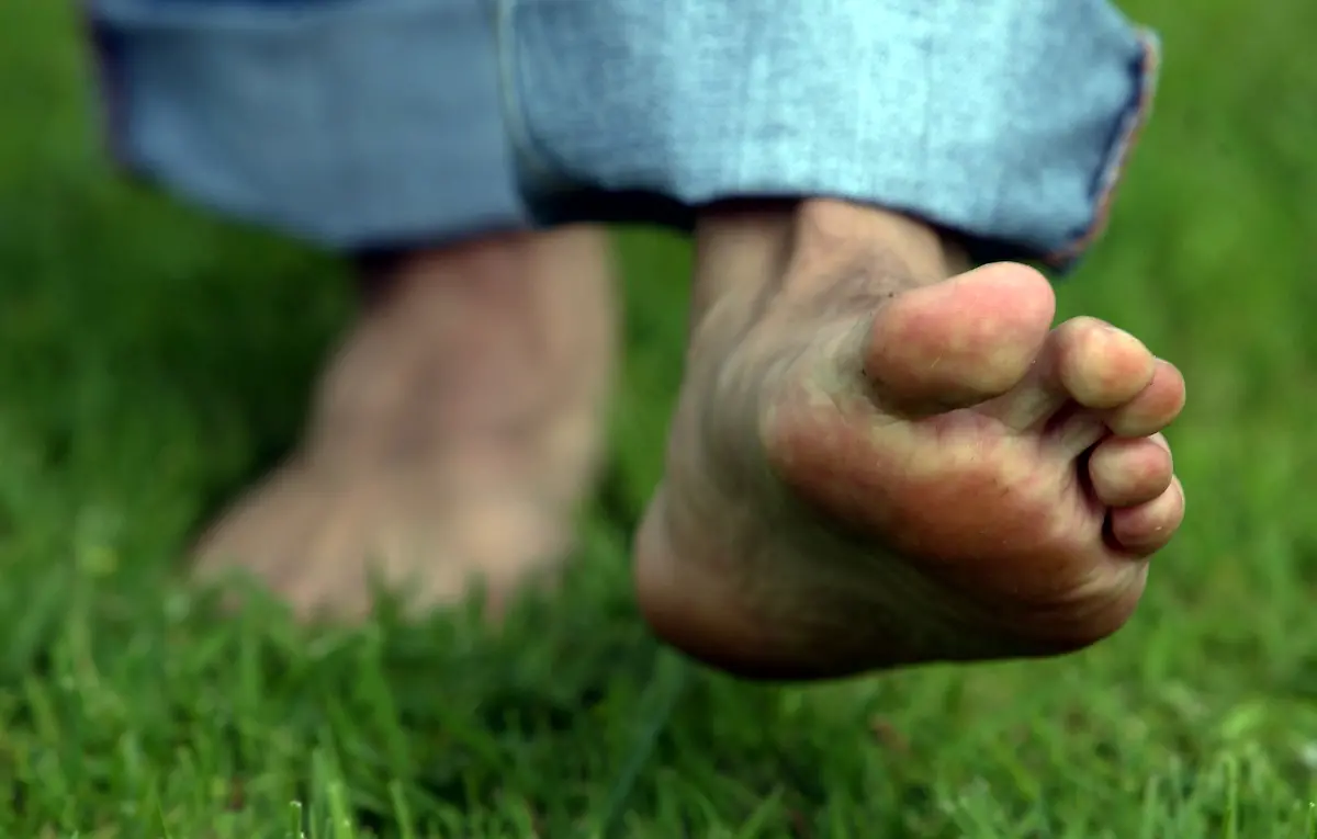 Bild-28-Fuesse-in-Gras