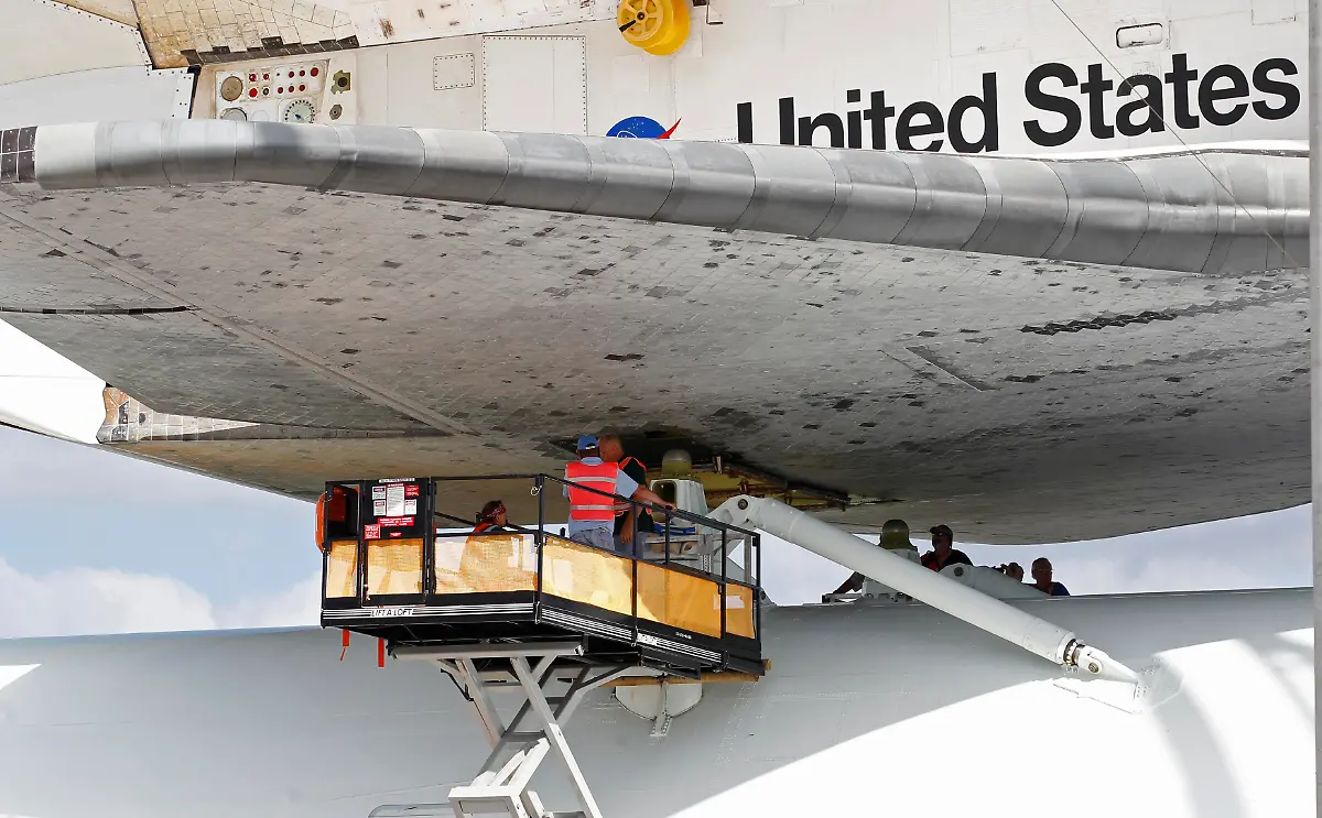 2012-04-15T161210Z-01-JLS13-RTRMDNP-3-SPACE-SHUTTLE-JPG3735555137335673373