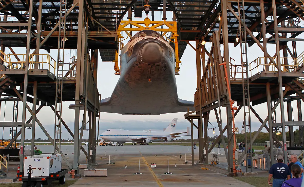 2012-04-15T151235Z-01-JLS01-RTRMDNP-3-SPACE-SHUTTLE-JPG4612217438790755959