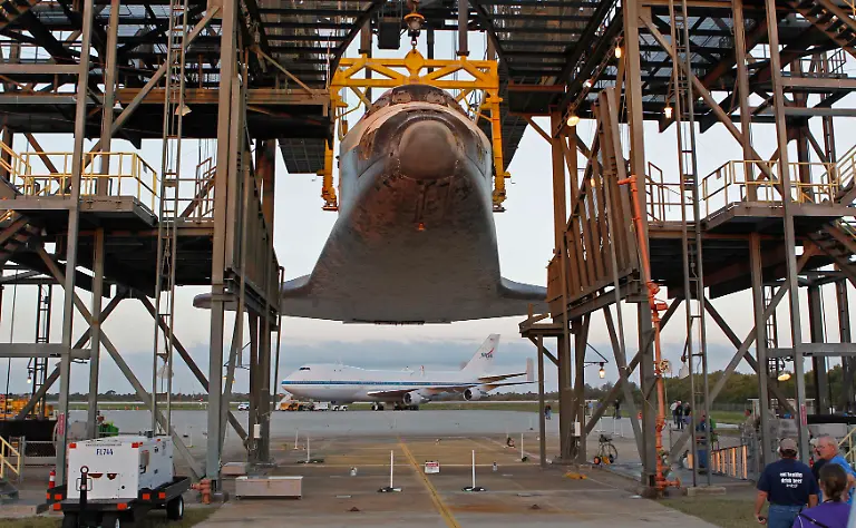 2012-04-15T151235Z-01-JLS01-RTRMDNP-3-SPACE-SHUTTLE-JPG4612217438790755959