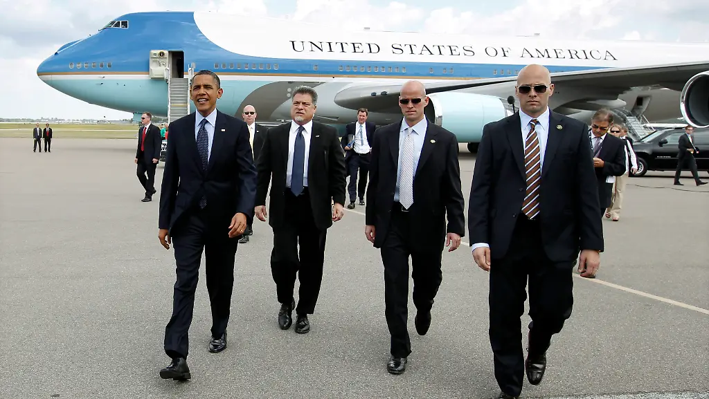 Secret-2-U-S-President-Barack-Obama-walks-to-greet-well-wishers-with-Secret-Service-agents-at-his-side-upon-his-arrival-in-Tampa-Florida-April-13-2012